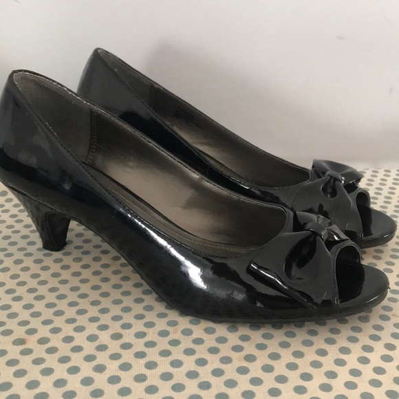 Kenneth Cole reaction peep toe heels - Picture 2 of 4